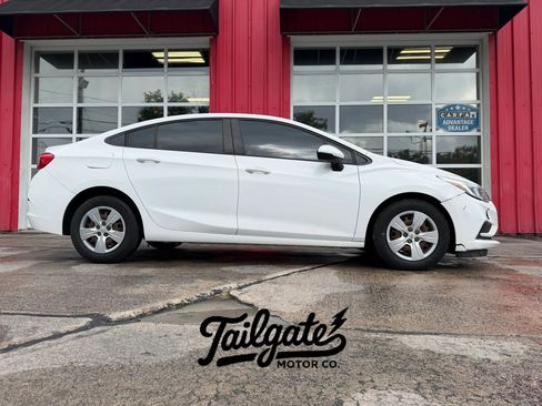 Used 2018 Chevrolet Cruze LS FWD image 1