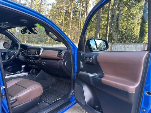 Used 2018 Toyota Tacoma Limited image 11
