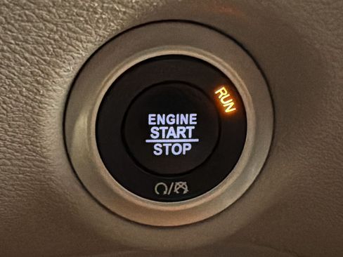 Used 2023 Chrysler Pacifica Touring-L FWD image 16