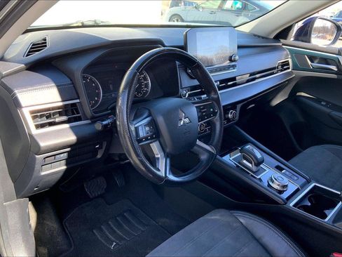 Used 2022 Mitsubishi Outlander SE image 11