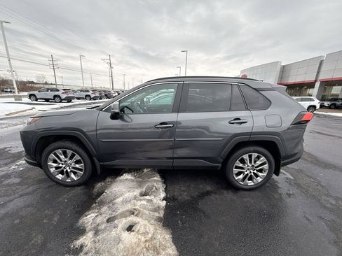 Used 2023 Toyota RAV4 XLE Premium image 5