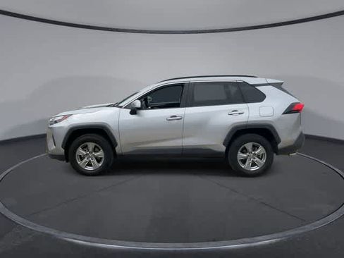 Used 2022 Toyota RAV4 XLE w/ Convenience Package FWD image 5