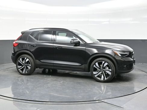 Used 2024 Volvo XC40 B5 Plus image 8