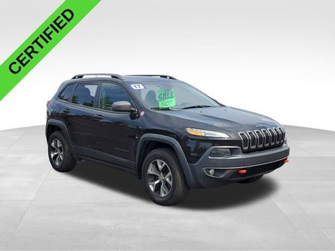Used 2017 Jeep Cherokee Trailhawk w/ Comfort & Convenience Group AWD/4WD image 3