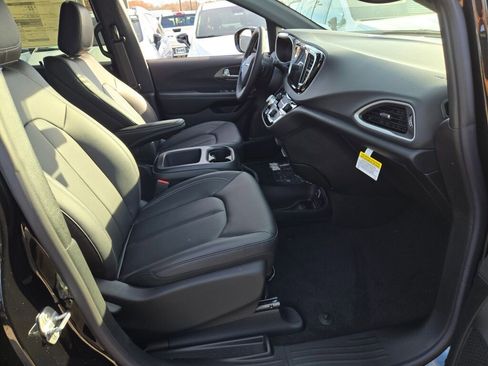 New 2026 Chrysler Voyager LX image 6