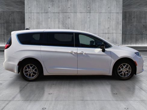 Used 2024 Chrysler Pacifica Touring-L FWD image 6