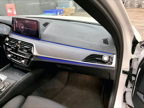 Used 2023 BMW 530i w/ Convenience Package RWD image 18