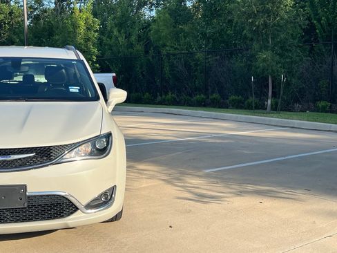 Used 2020 Chrysler Pacifica Touring-L FWD image 3