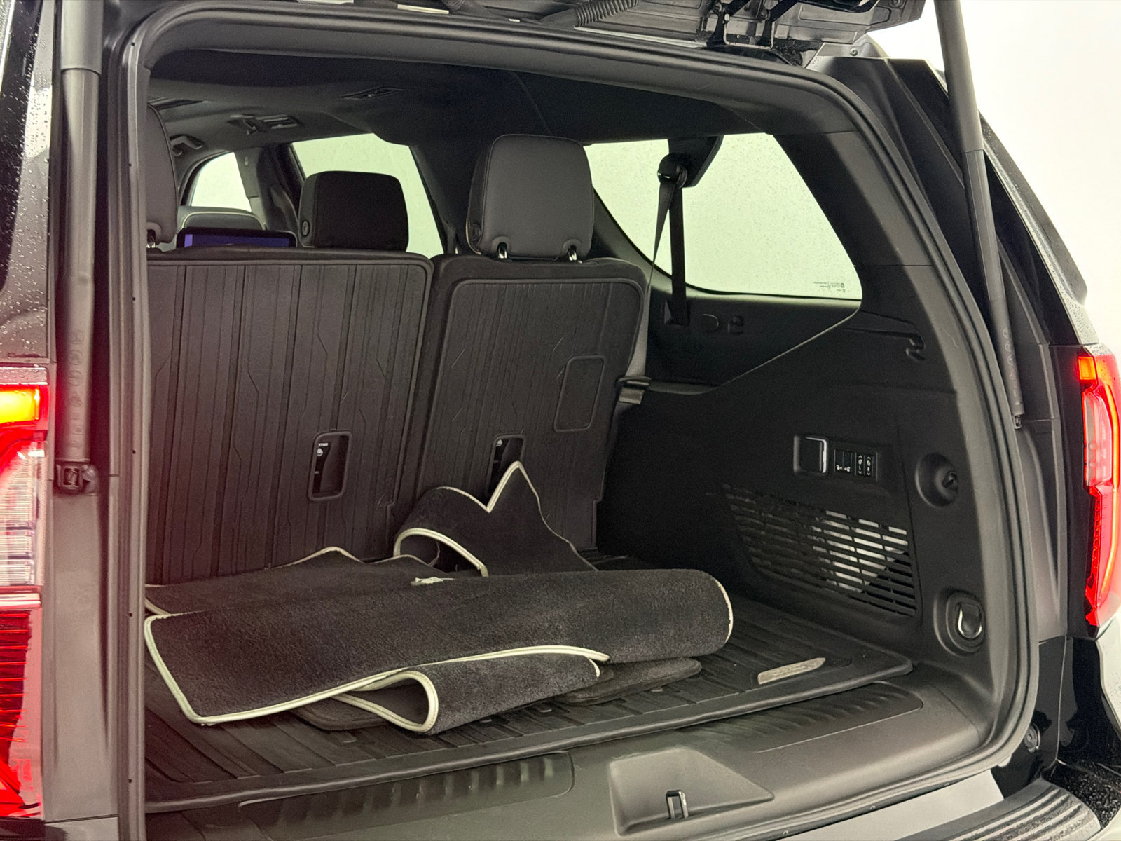 Used 2025 GMC Yukon XL Elevation w/ Elevation Premium Package AWD/4WD image 9