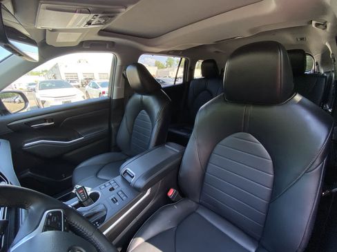 Used 2023 Toyota Highlander XLE AWD/4WD image 21