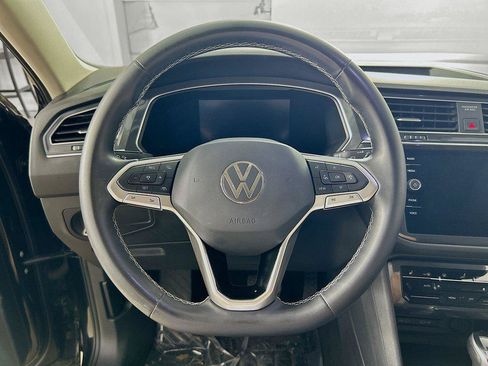 Used 2022 Volkswagen Tiguan SE w/ Panoramic Sunroof Package AWD/4WD image 11