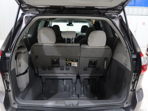Used 2020 Toyota Sienna LE FWD image 27