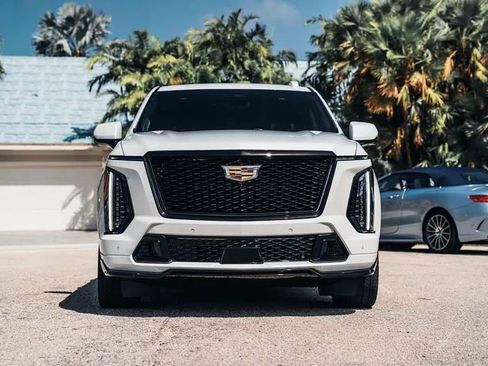 Used 2025 Cadillac Escalade ESV V AWD/4WD image 3