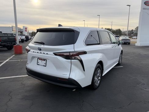 Used 2025 Toyota Sienna XLE image 6