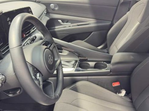 Used 2022 Hyundai Elantra SEL w/ Convenience Package FWD image 22