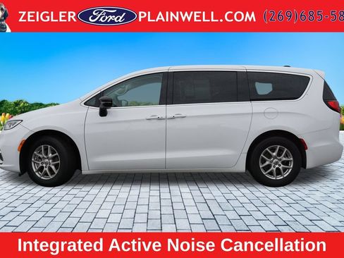 Used 2024 Chrysler Pacifica Touring-L FWD image 2