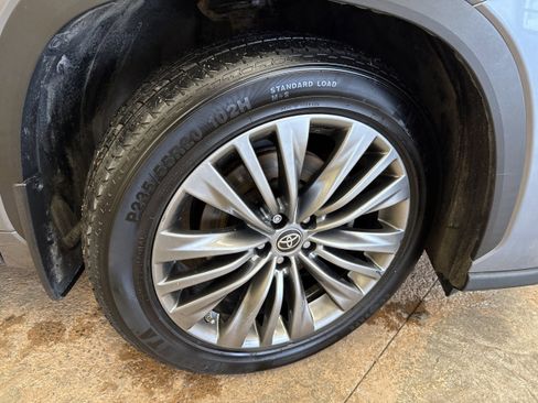 Used 2021 Toyota Highlander Platinum image 12