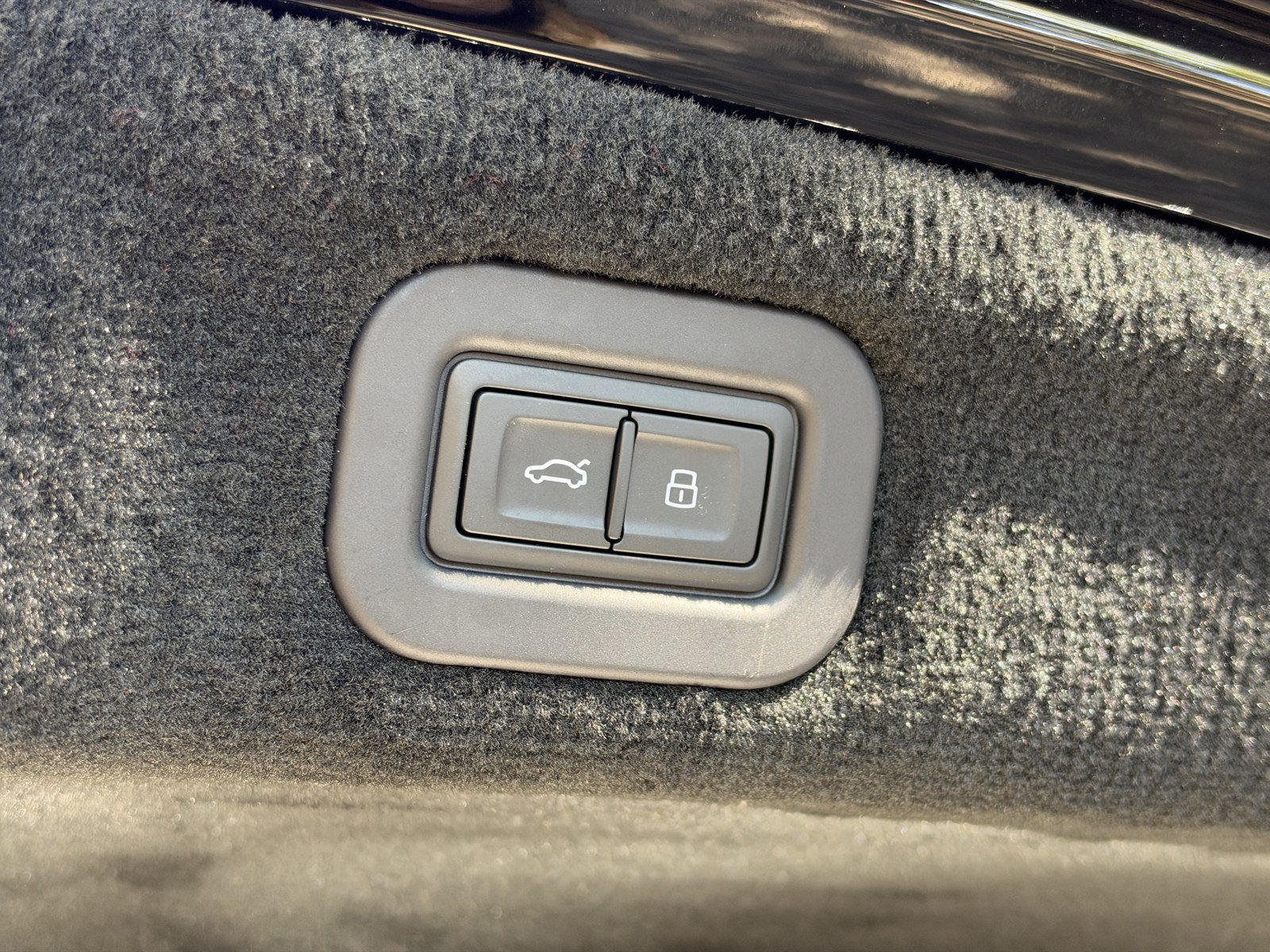 Certified 2023 Bentley Flying Spur V8 AWD/4WD image 37