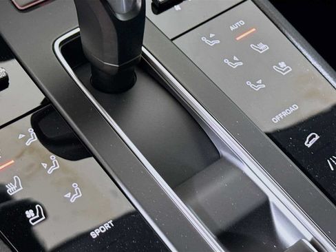 New 2025 Porsche Macan AWD/4WD image 17