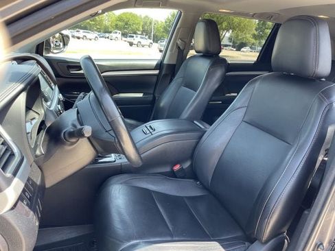 Used 2018 Toyota Highlander XLE FWD image 25
