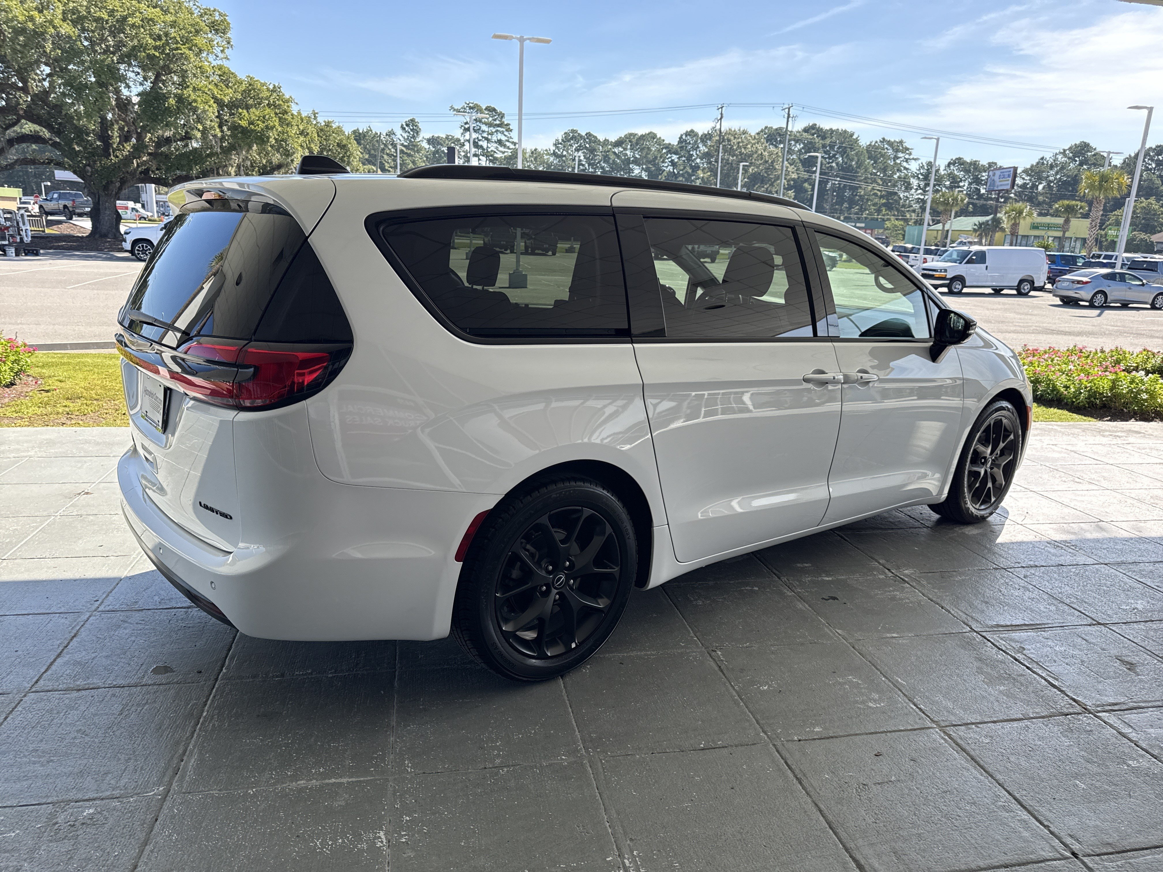 Used 2025 Chrysler Pacifica Limited FWD image 12