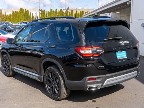 New 2025 Honda Pilot Touring image 8