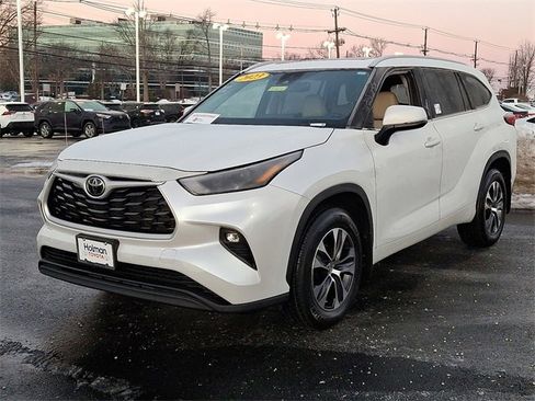 Certified 2023 Toyota Highlander XLE image 4