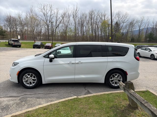 Used 2023 Chrysler Pacifica Touring-L FWD image 6