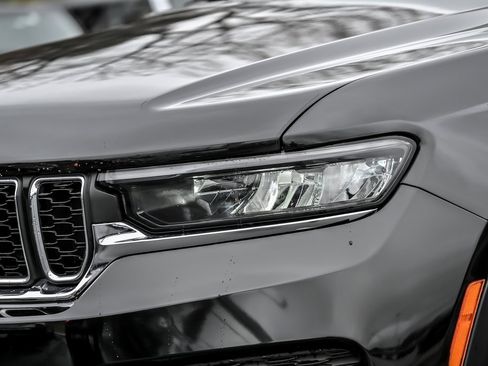 Used 2022 Jeep Grand Cherokee Laredo w/ Luxury Tech Group I image 3