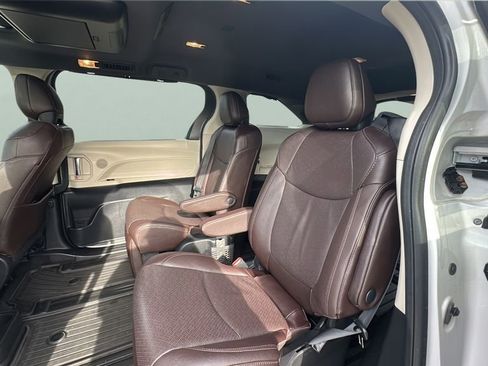 Used 2022 Toyota Sienna Platinum image 14