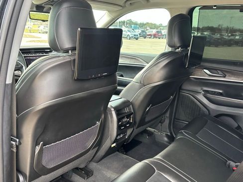 Used 2023 Jeep Grand Cherokee Limited w/ Luxury Tech Group II image 15