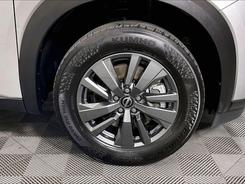 Used 2024 Nissan Pathfinder SV image 11