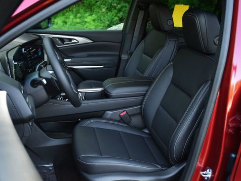 New 2026 Chevrolet Traverse LT w/ Sun and Wheel Package AWD/4WD image 8