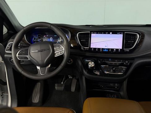 Used 2023 Chrysler Pacifica Pinnacle FWD image 16