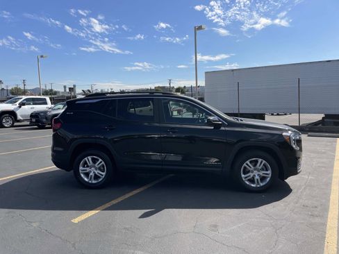 Used 2023 GMC Terrain SLE w/ Driver Convenience Package image 4