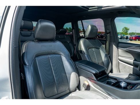 Used 2023 Jeep Grand Cherokee Overland RWD image 19