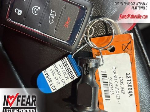 Used 2025 Jeep Grand Cherokee Limited w/ Black Appearance Package image 29