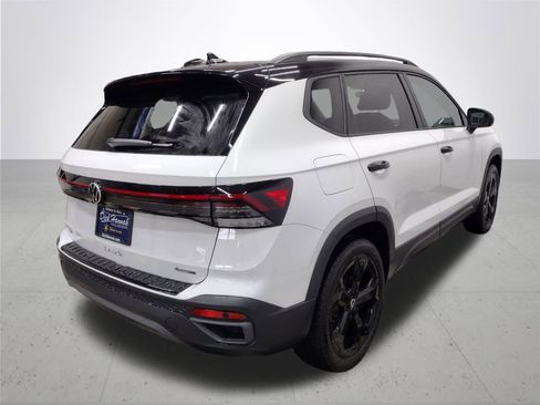 New 2025 Volkswagen Taos SE image 12