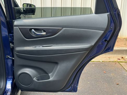 Used 2018 Nissan Rogue SV w/ Premium Package AWD/4WD image 39