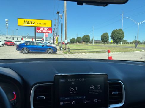 Used 2025 Hyundai Venue SEL FWD image 17