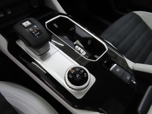 New 2025 Mitsubishi Outlander SE image 15