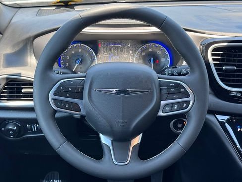 Used 2025 Chrysler Pacifica Select FWD image 8