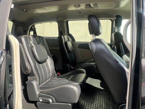 Used 2014 Chrysler Town & Country Touring FWD image 31