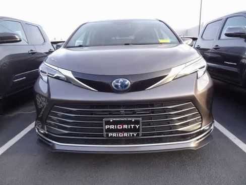 Used 2023 Toyota Sienna Platinum image 2