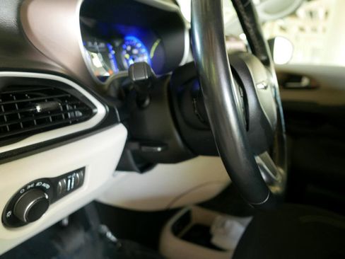 Used 2022 Chrysler Voyager LX image 19