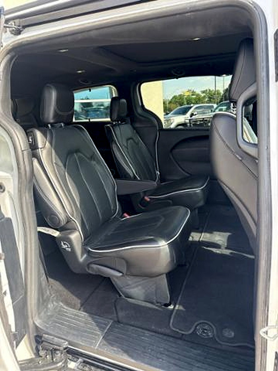Used 2025 Chrysler Pacifica Limited FWD image 25