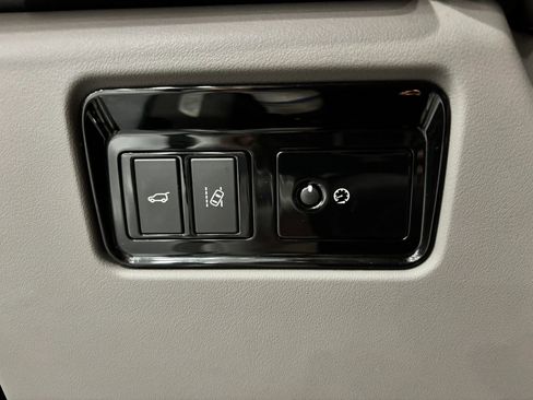 Used 2017 Jaguar F-PACE R-Sport image 35