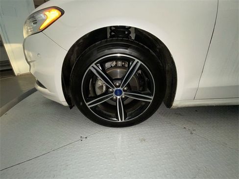 Used 2016 Ford Fusion SE w/ Equipment Group 202A image 10