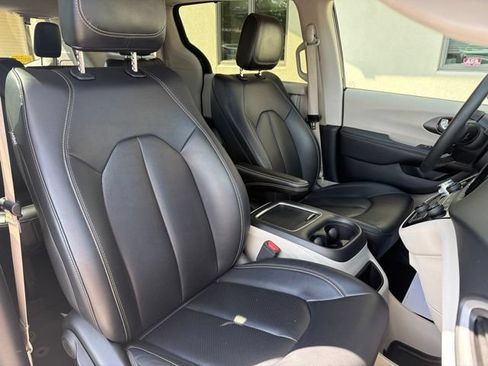 Used 2024 Chrysler Pacifica Touring-L FWD image 6