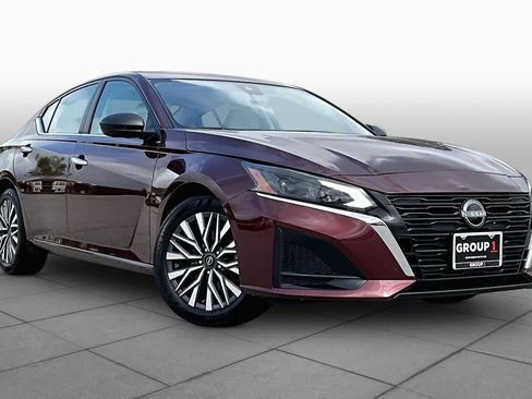 Used 2025 Nissan Altima 2.5 SV FWD image 3